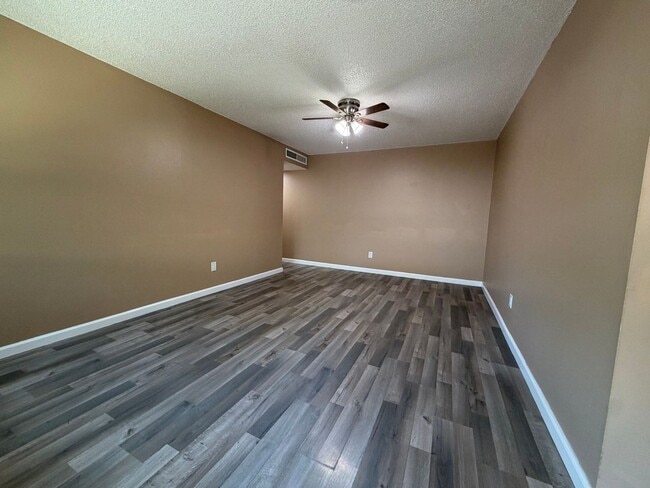 Building Photo - 5725 Woodleigh Dr