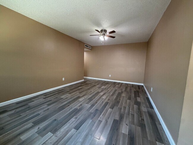 Foto del edificio - 5725 Woodleigh Dr