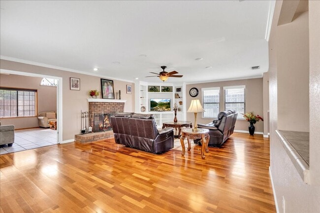 Building Photo - This home is loaded with upgrades and space in North Hanford.  Call today!