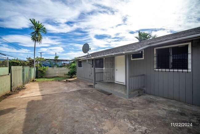 Building Photo - $2,000 /  2 Bed/ 1 Bath Spacious Duplex Ce...