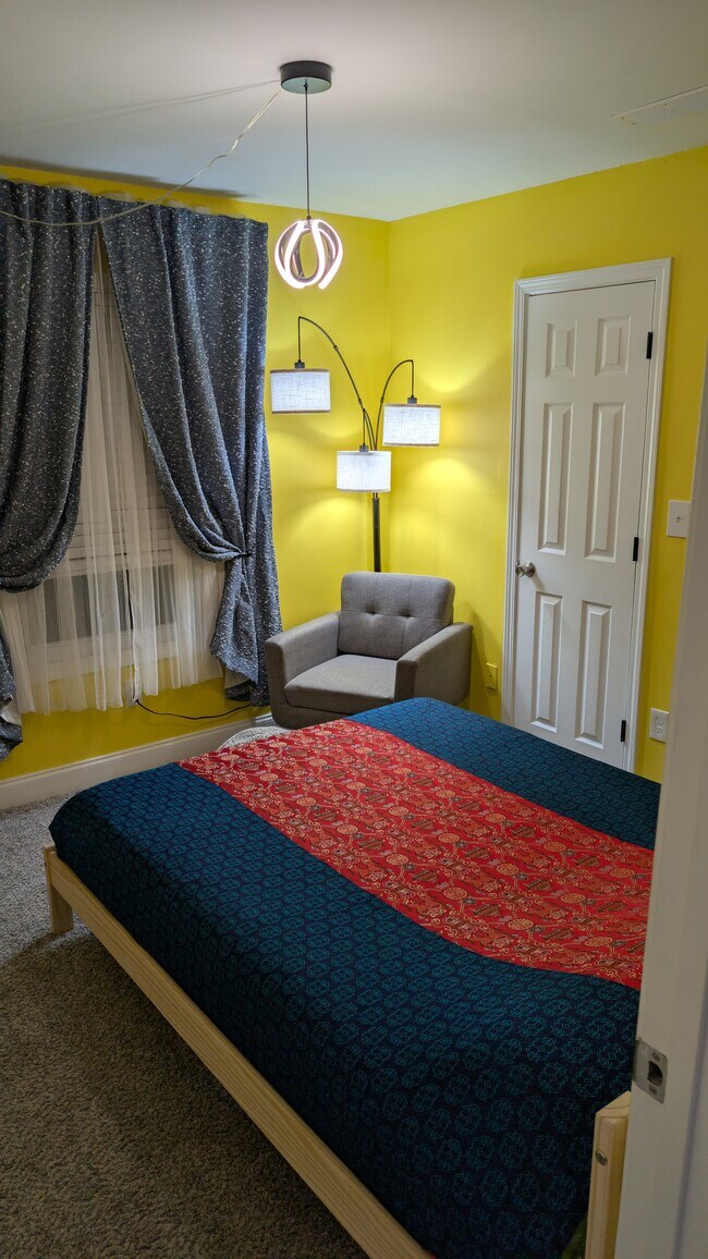 Rental bedroom - 3603 Woodbriar Cir