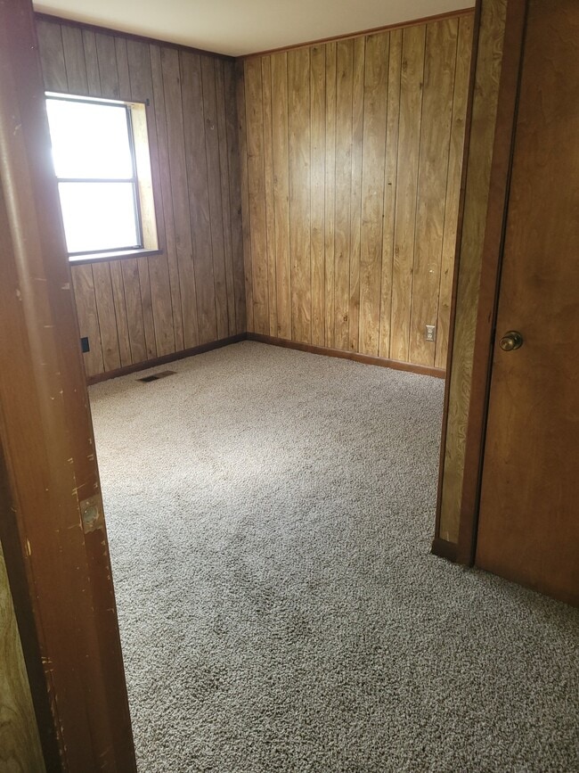 Building Photo - 819 W Broadway Ave