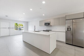 Building Photo - 2505 NE 193rd St