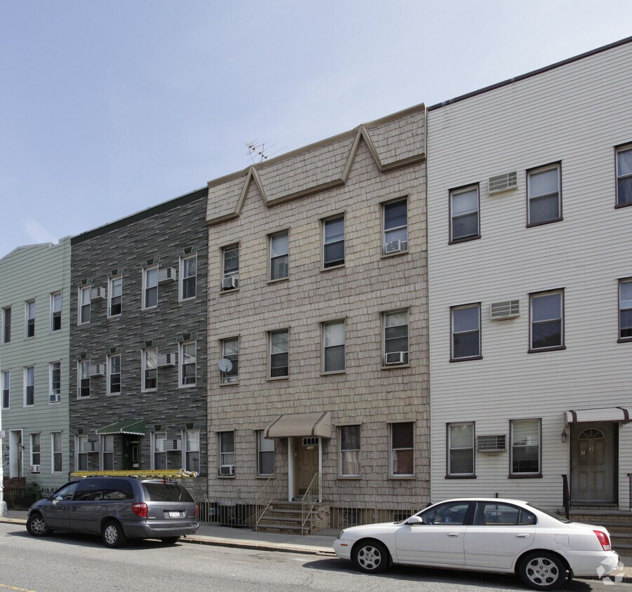 Primary Photo - 722 Lorimer St
