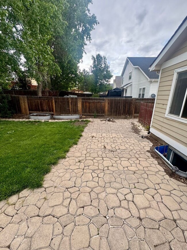 Building Photo - Gorgeous 4 bedroom with Loft and 3 car gar...