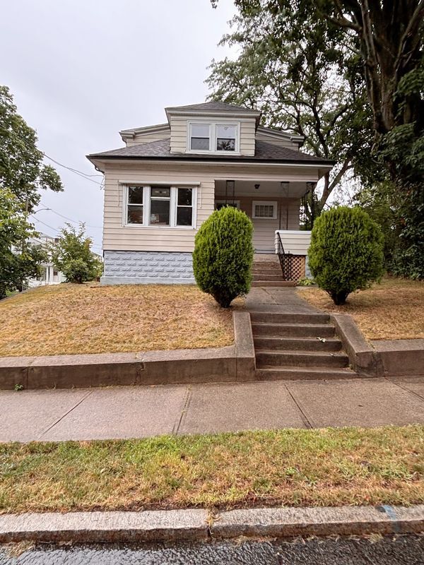 Foto principal - 584 River Ave