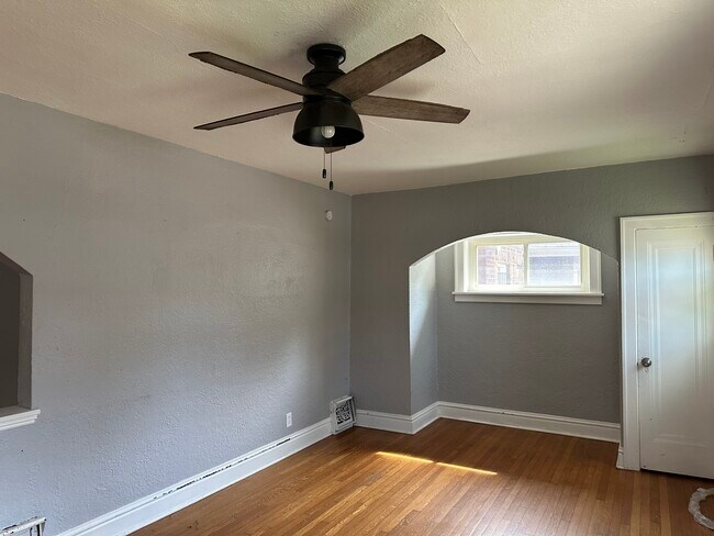 Foto del edificio - 4916 Winona Ave