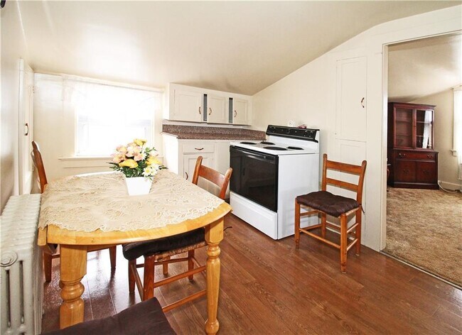 Foto del edificio - 563 Aquidneck Ave