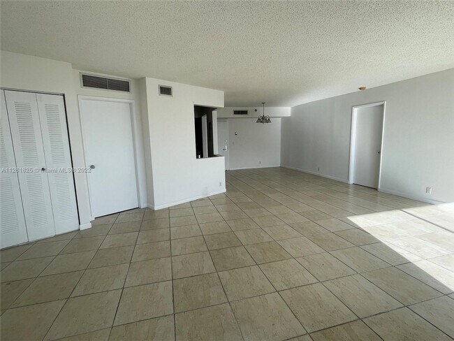 Foto del edificio - 3300 NE 191st St