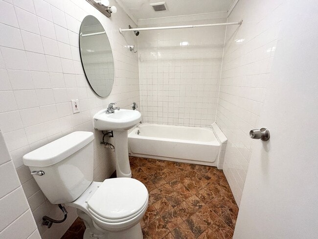 Building Photo - Huge 4-Bed on Folsom Ave — Prime Mission Hill Location with 1.5 Baths + Parking Available