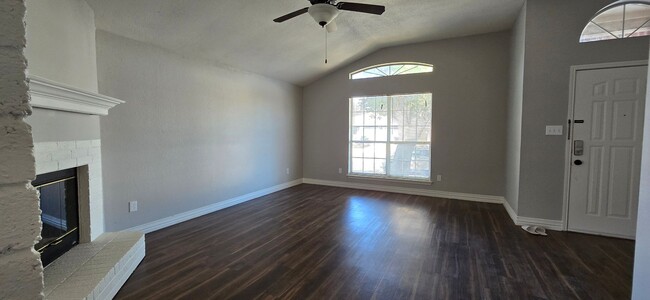 Foto del edificio - SOUTH ARLINGTON HOME COMES WITH ALL APPLIA...