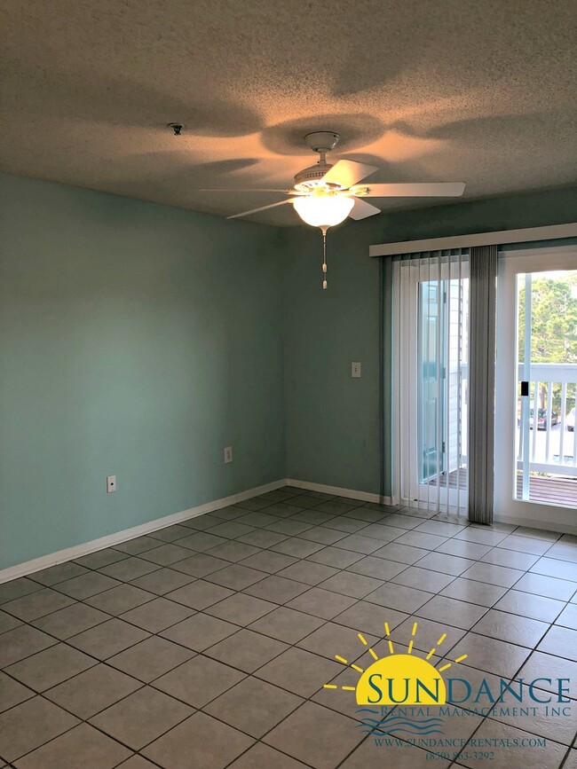 Building Photo - Convenient Destin Living with Community Am...