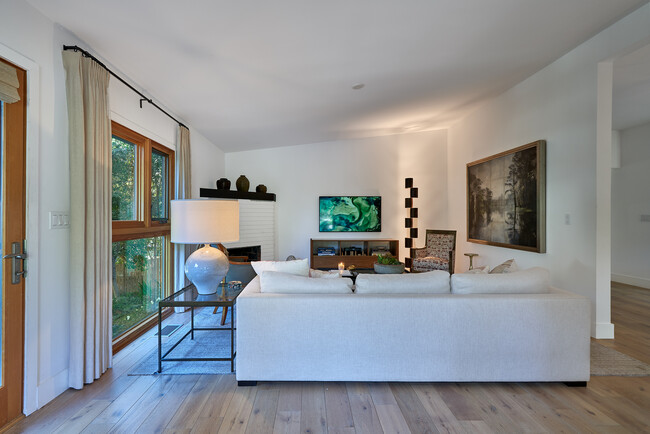 Foto del edificio - 8811 Wonderland Ave