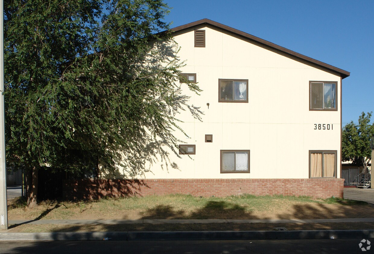 Foto del edificio - 38501 Larkin Ave