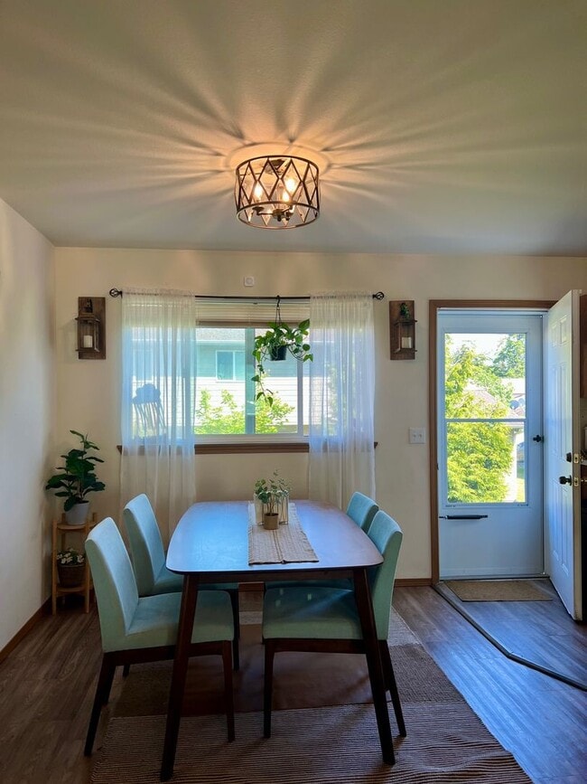 Foto del edificio - 3BD/2.75BA Duplex. Pet Friendly!