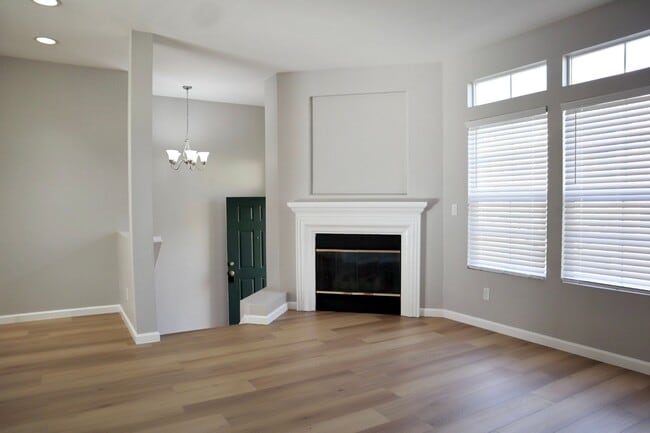 Building Photo - Beautifully Spacious 3-bedroom townhome in Fremont – Gated community!