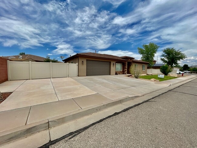 Building Photo - Pet-Friendly Three Bedroom Home in Riversi...