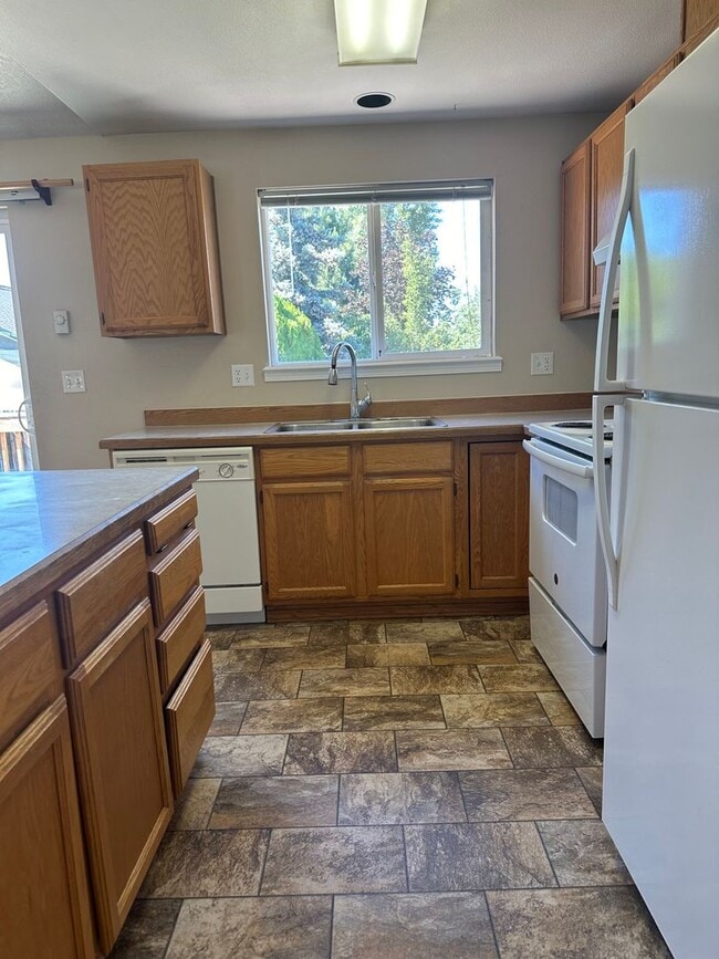 Building Photo - 3025 SW Reindeer Ave
