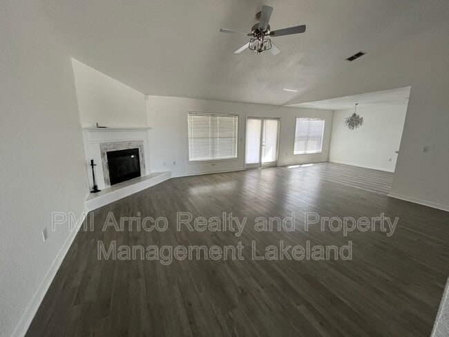Building Photo - 2120 Farrington Dr