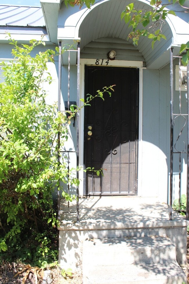 Building Photo - 814 Martin St