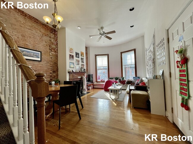 Foto del edificio - 472 Massachusetts Ave