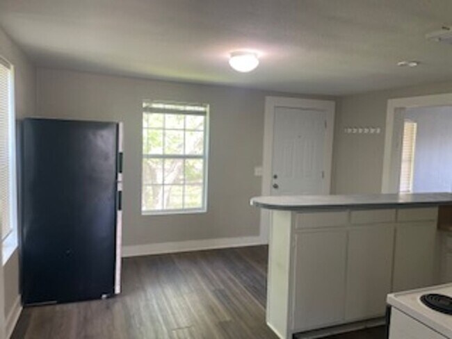 Foto del edificio - 2 Bed/2 Bath Garage Apartment