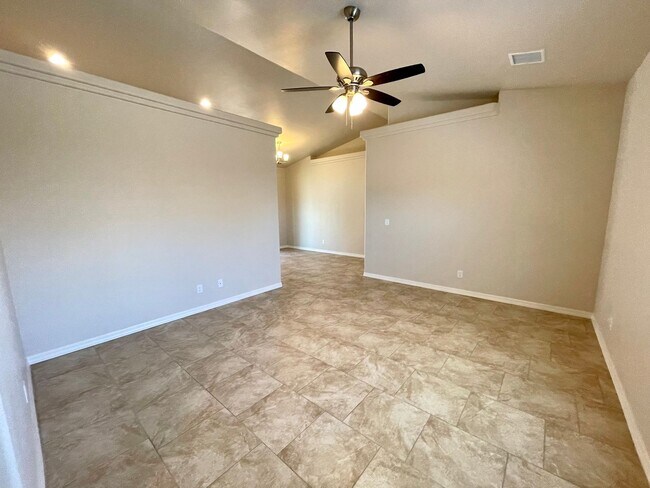 Foto del edificio - Centrally Located 3BR Home Near Airway Ave | Granite Kitchen, 2-Car Garage & Fenced Yard!
