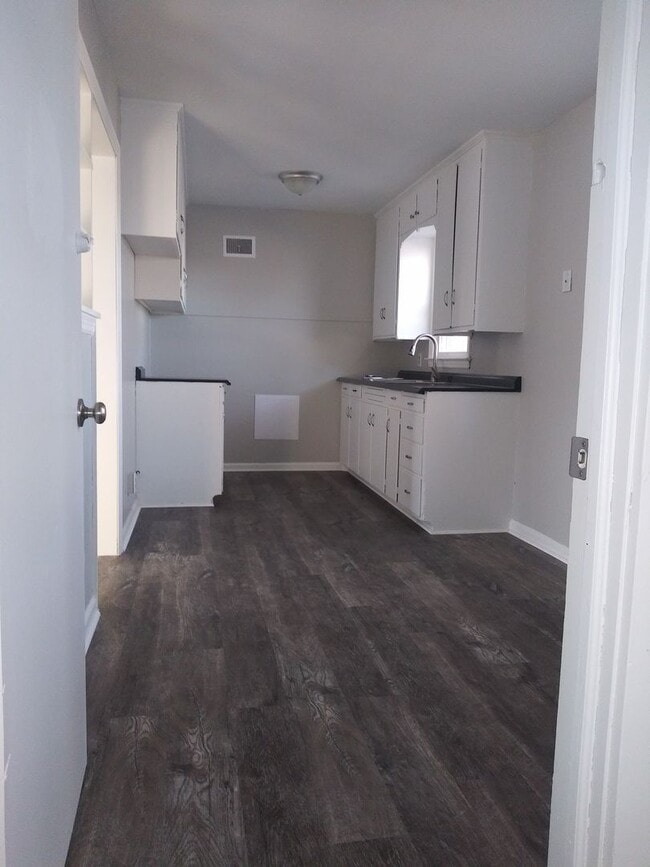 Building Photo - 3br 1bath ranch style home, single car gar...