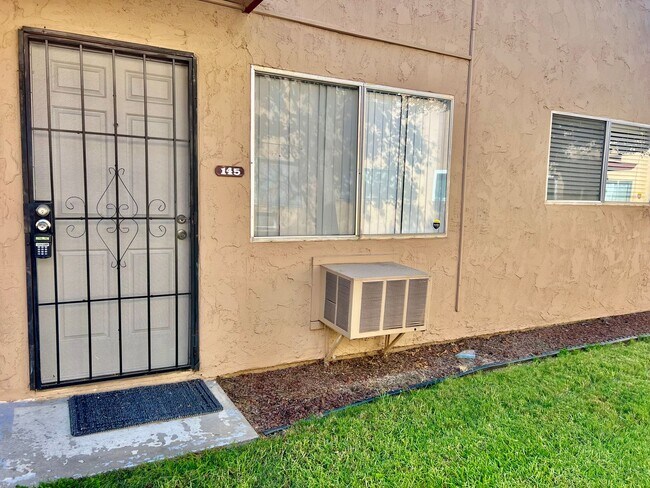 Building Photo - Stunning 1 Bedroom/1 Bath Condo in Lakeside!