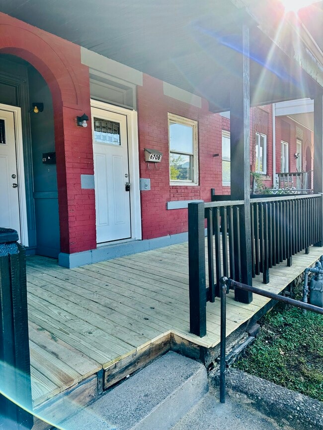 Building Photo - 670 Middle Ave