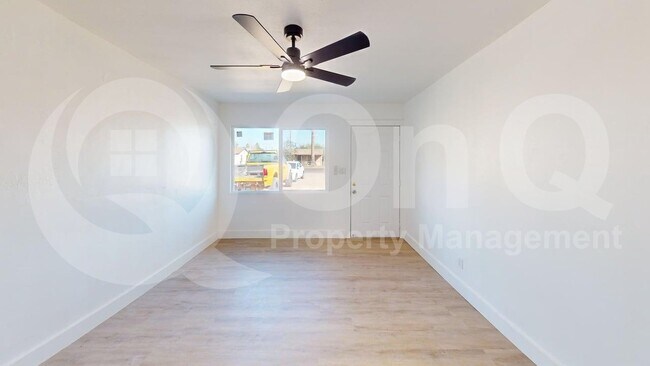 Foto del edificio - 2739 E Tamarisk Ave