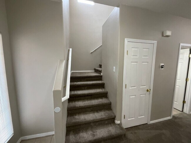 Foto del edificio - 5 Bedroom Home Available In The Trails Nea...