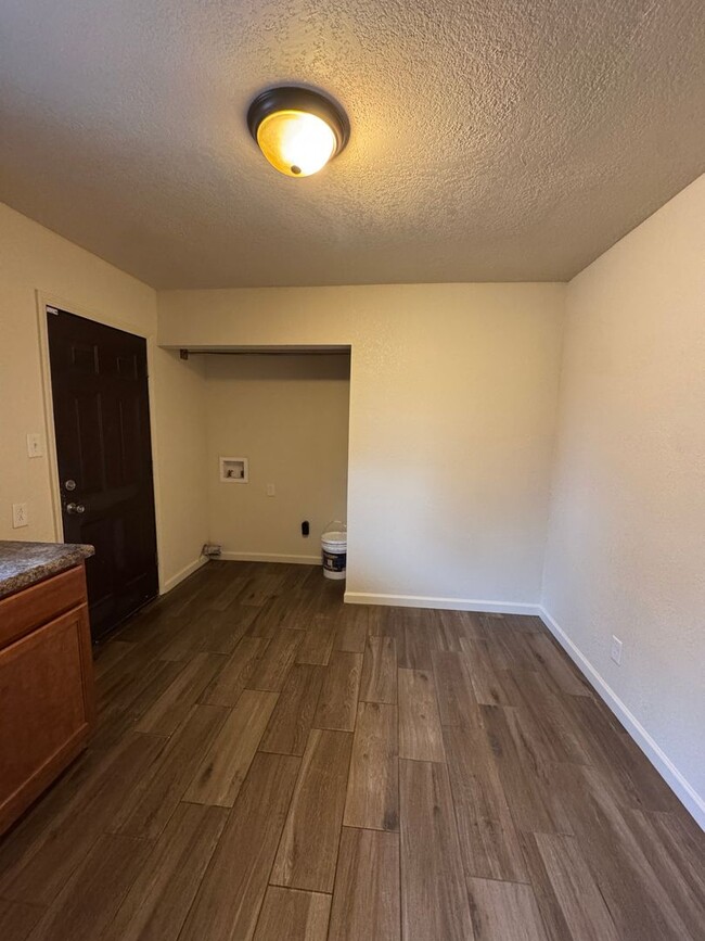 Building Photo - 2 Bed / 1 Bath apartment available now in ...