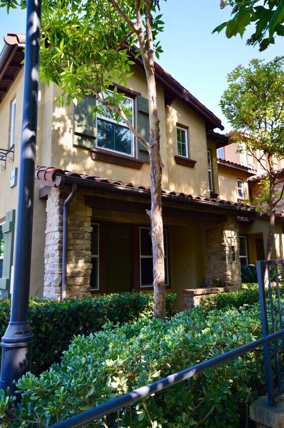 Foto principal - Charming 3-Bedroom Irvine Condo with Attac...