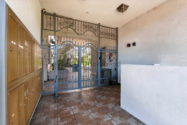 Building Photo - 465 E Magnolia Blvd