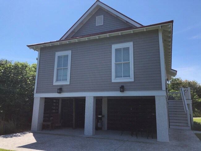Building Photo - Beautiful Home Just a Bike Ride Away from ...