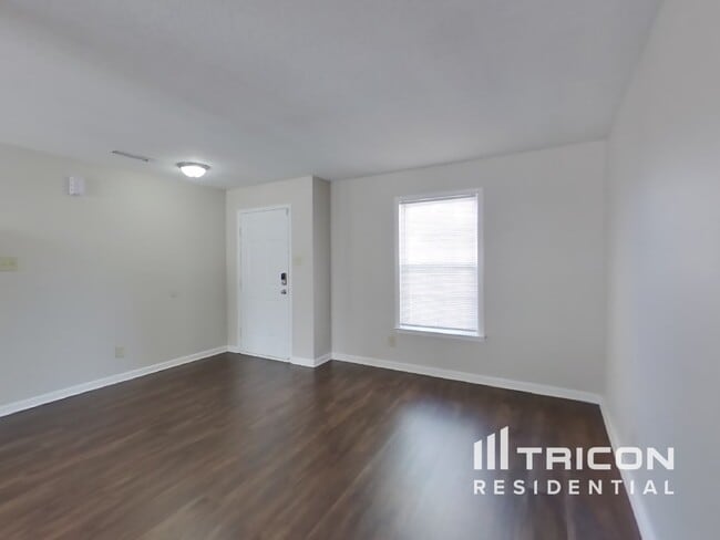 Building Photo - 7657 Charlotte Dr