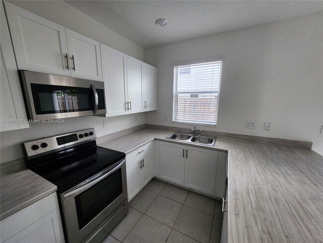 Foto del edificio - 2693 SE 19th St