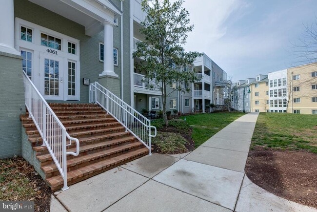 Building Photo - 4061 S Four Mile Run Dr