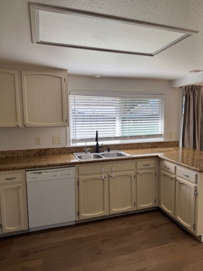 Foto del edificio - AVAILABLE NOW!!  LARGE, REMODELED 3 BEDROOM HOME / LARGE FENCED YARD