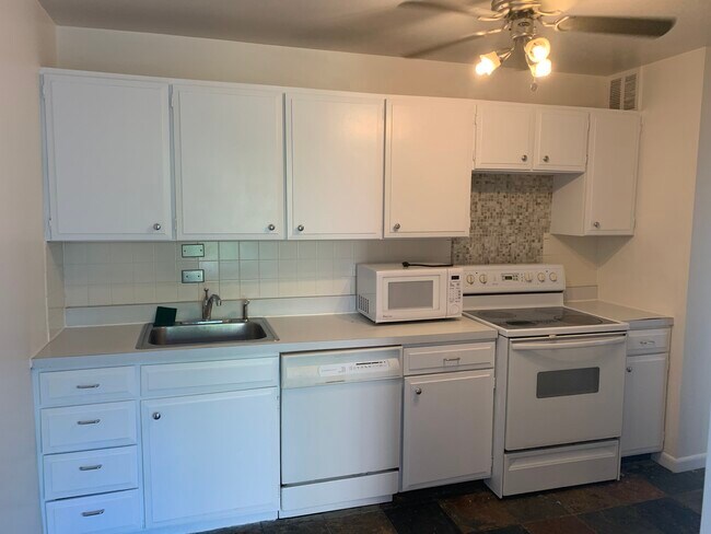 Kitchen - 5455 N Sheridan Rd