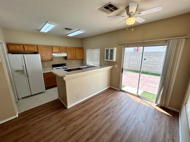 Building Photo - Gorgeous 2Bed/2.5Bath, 2-Story Town-Home l...