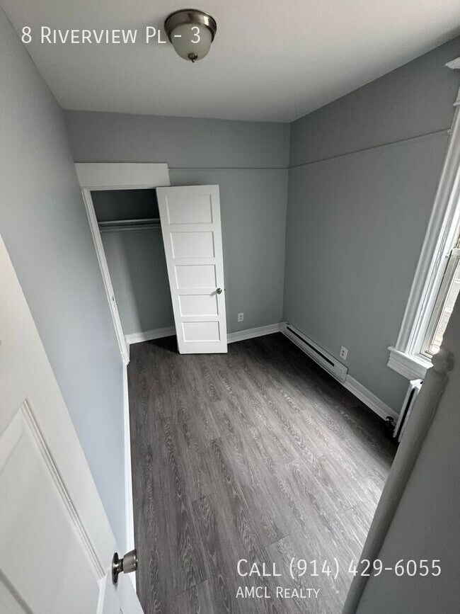 Building Photo - 8 Riverview Pl