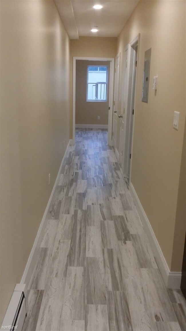 Building Photo - 2 br, 1 bath Apartment - 10128 99th St