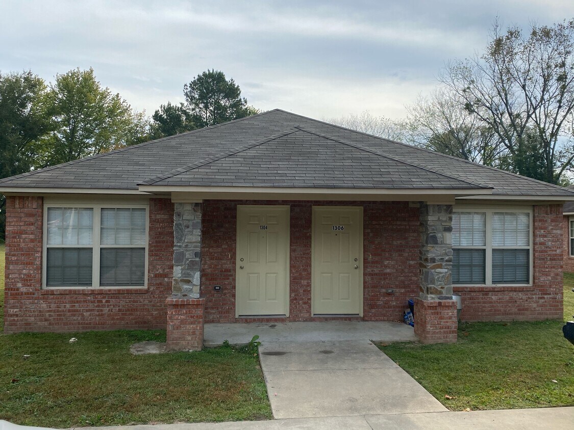 1306 Airport Rd, Alma, AR 72921 Townhome Rentals in Alma AR
