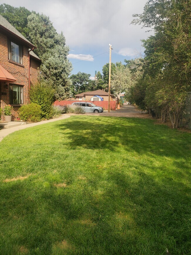 Patio lateral frente al apartamento - 3333 N Harrison St