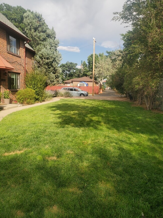 Side yard in front of apartment - 3333 N Harrison St