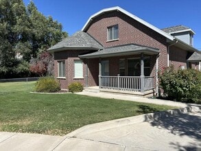 Building Photo - 422 540