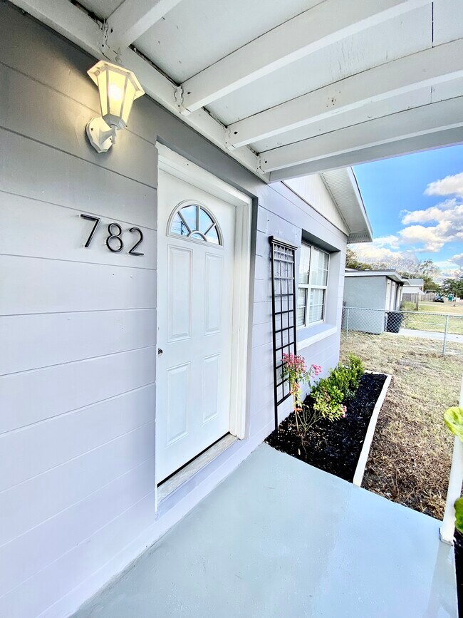 Building Photo - 782 Hillview Dr
