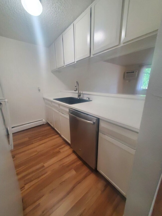 Building Photo - Large and Spacious One Bedroom Available A...